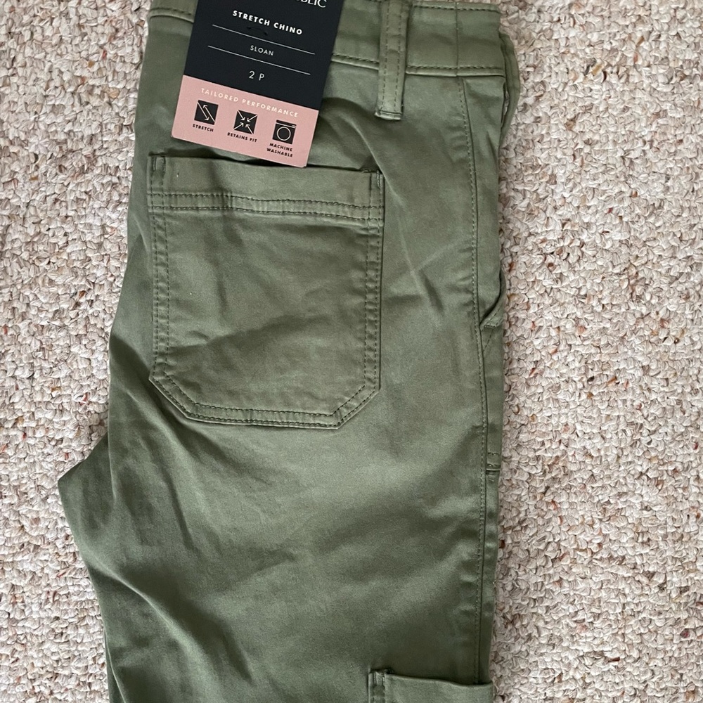 New with tags size 2P Army green stretch chino pants with pockets